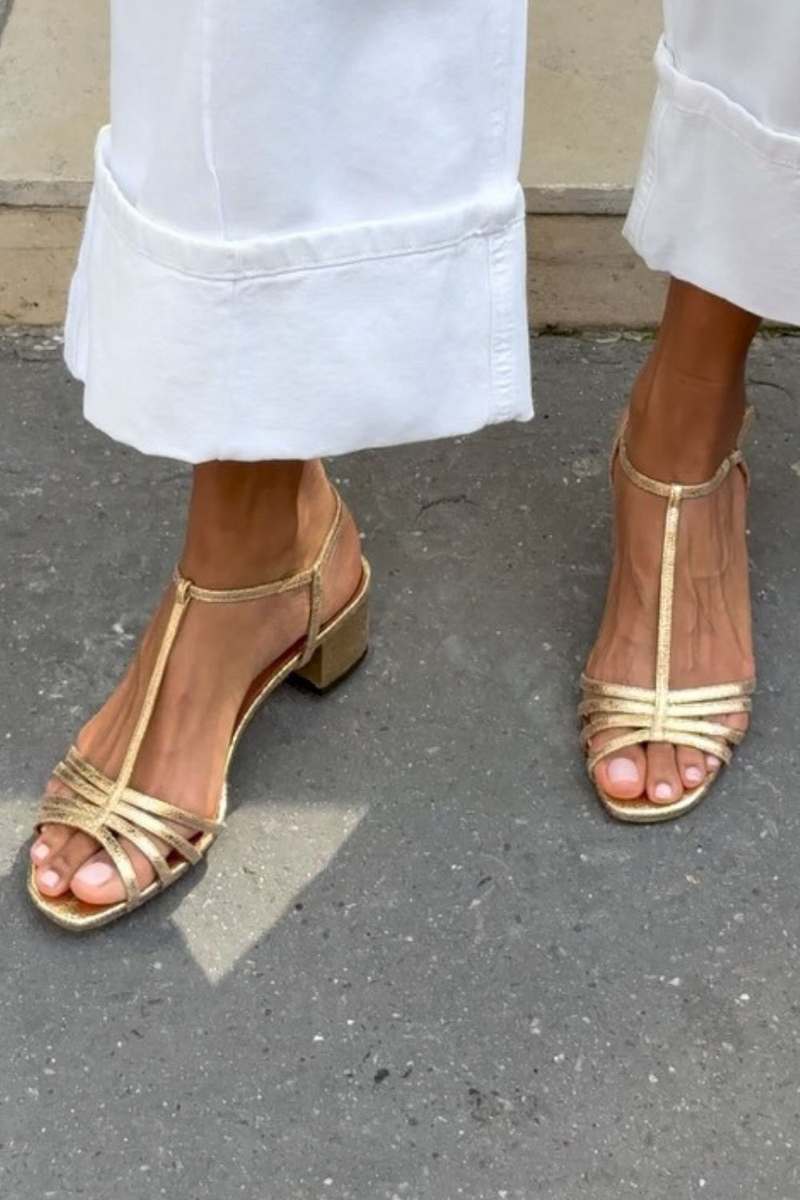 Estelle™ | Goudkleurige sandalen met enkelband en lage hak