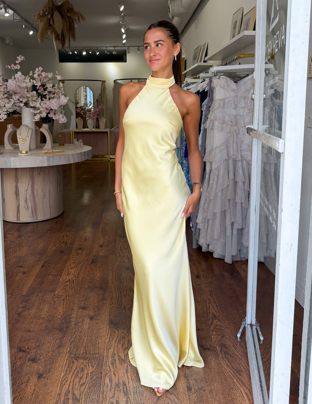 ZEYNEP | Elegante Satijnen Maxijurk met Halter-Uitsnijding