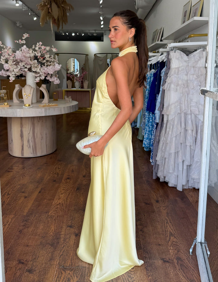 ZEYNEP | Elegante Satijnen Maxijurk met Halter-Uitsnijding