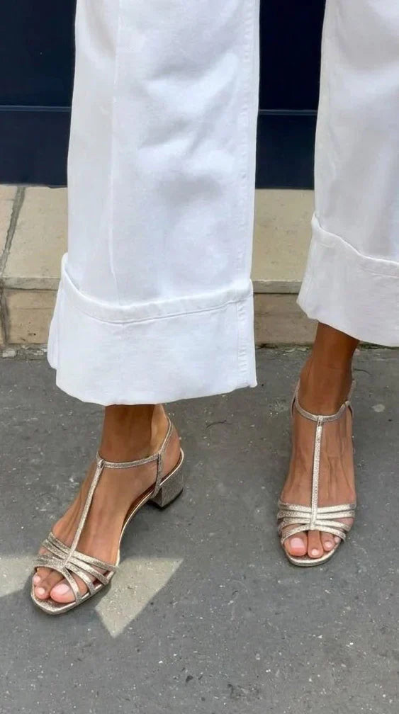 Estelle™ | Goudkleurige sandalen met enkelband en lage hak