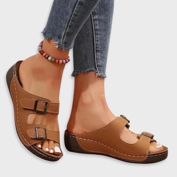 Delia | Gespsandalen
